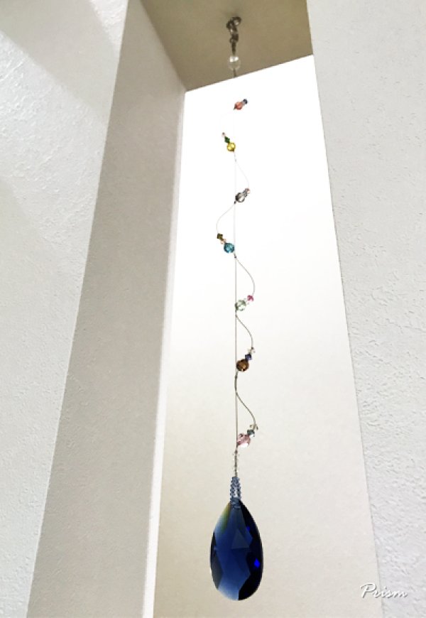 画像3: しずく50mmダークサファイア「らせん」ロング丈サンキャッチャー (3)